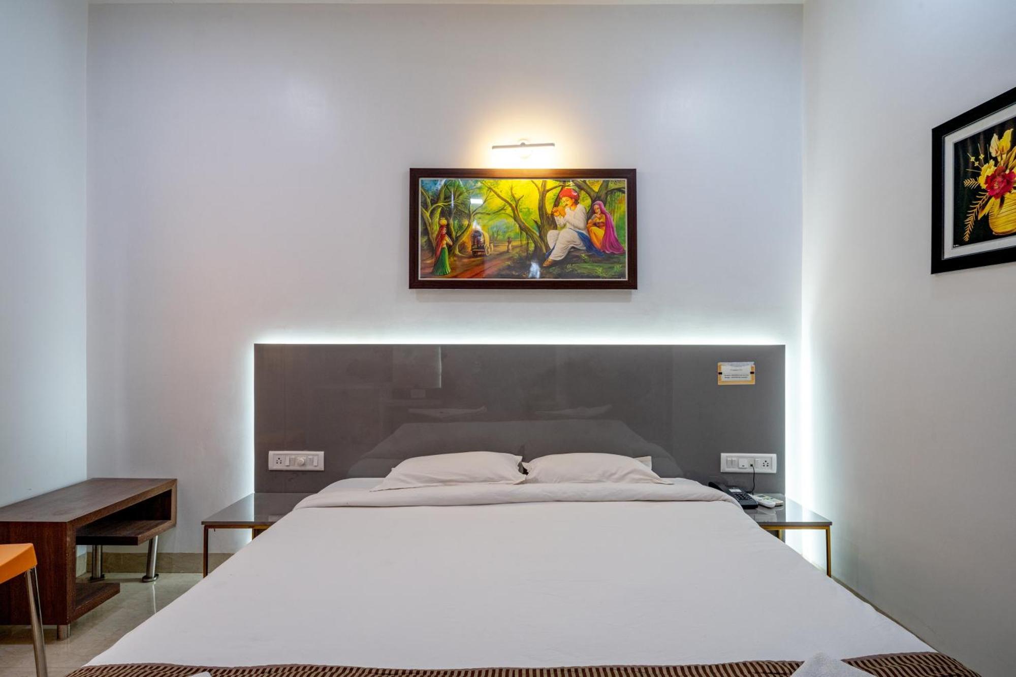 Hotel Darshan Executive Tuljapur Extérieur photo